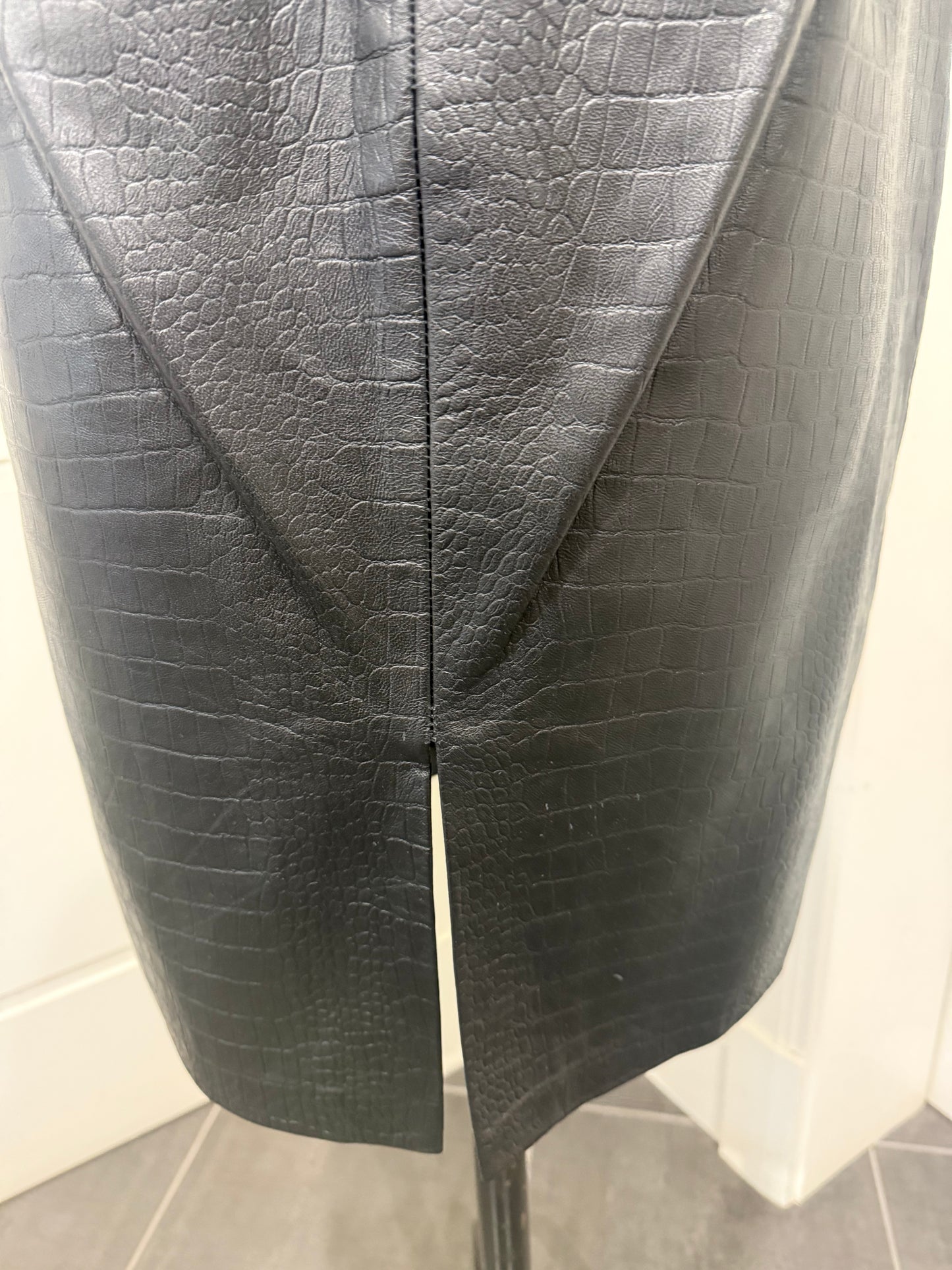 Laundry by Shelli Segal Croc effect Lamb Leather Skirt, Black, 10 US